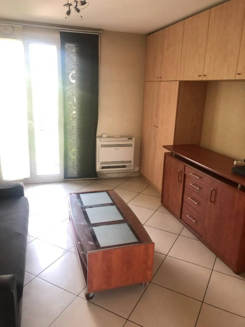 Quarto acessível para estudantes com iluminação ampla em 