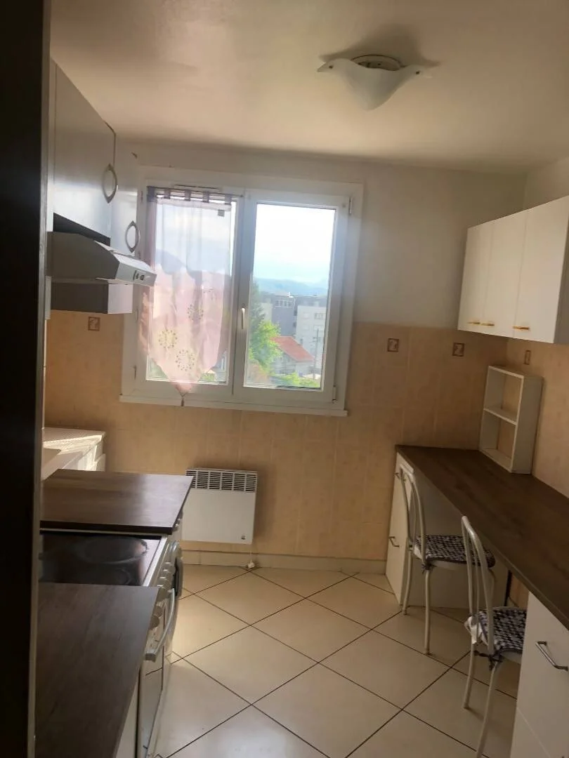 Quarto acessível para estudantes com iluminação ampla em 