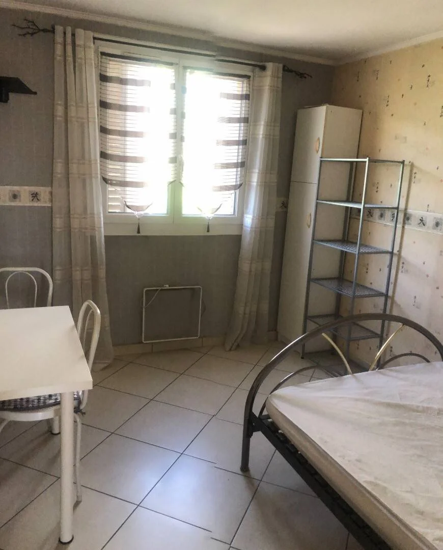 Quarto para alugar em apartamento de estudantes em , totalmente mobilado