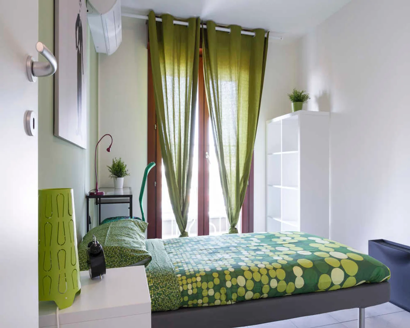 Student-friendly room in  with modern amenities
