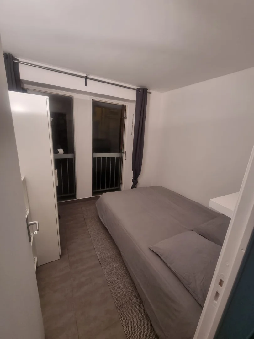 'de öğrenci dairesinde, tamamen mobilyalı kiralık oda