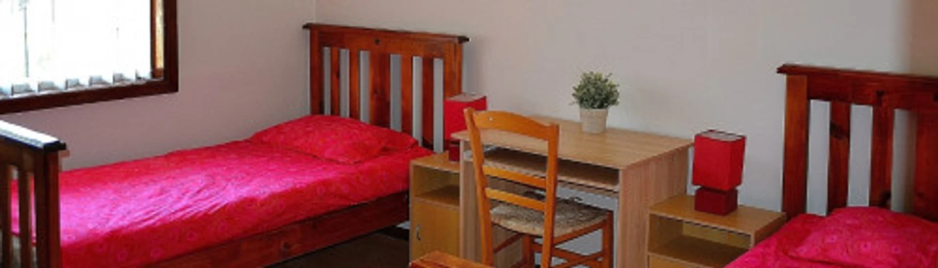 Habitación estudiantil luminosa y aireada con fácil acceso a la universidad en 