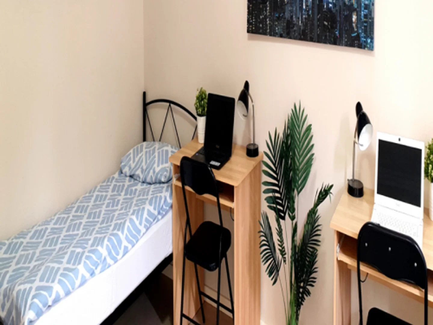 Habitación estudiantil luminosa y aireada con fácil acceso a la universidad en 