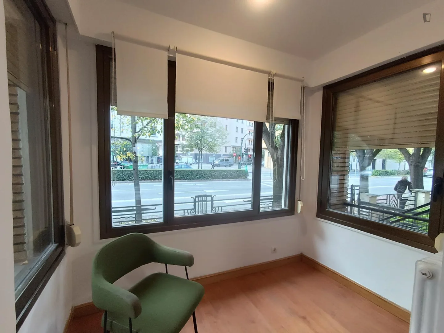 Quarto acessível para estudantes com iluminação ampla em 