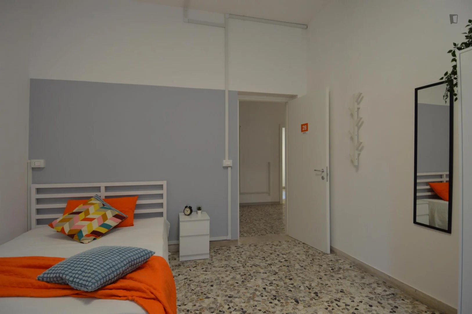 Studentenzimmer in mit Arbeitsbereich und Gemeinschaftseinrichtungen