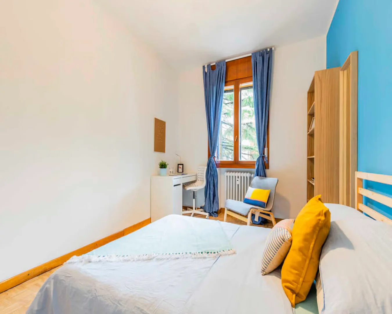 Bright and airy student room with easy university access in 