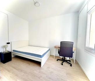 Cheap private room in Barcelona