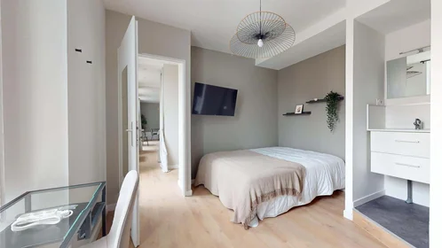 Quarto privado em 25 Av. des Paulines, 63000 Clermont-Ferrand, France, imagem 6 de 17