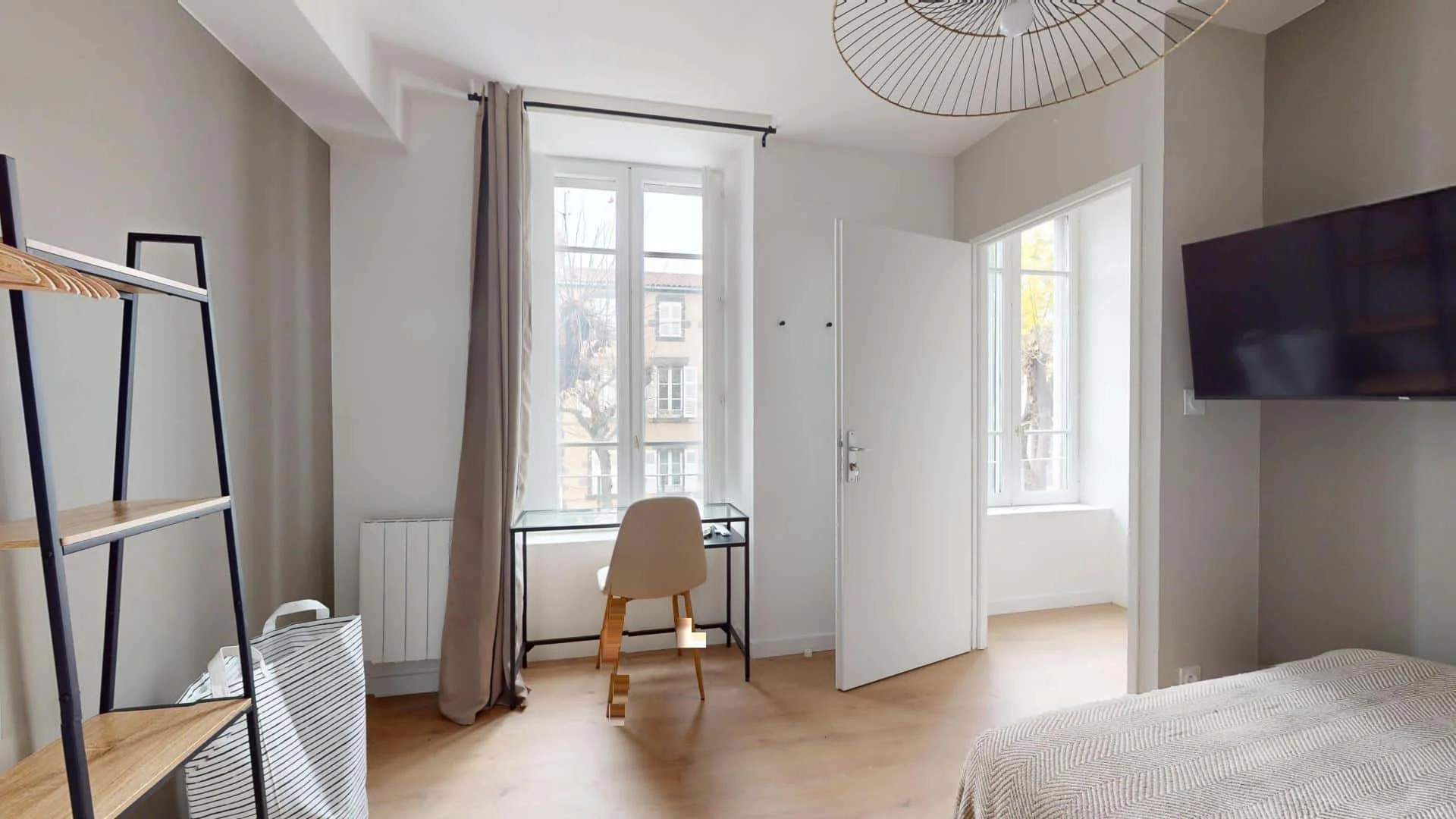 Chambre abordable pour les étudiants avec un bon éclairage dans 