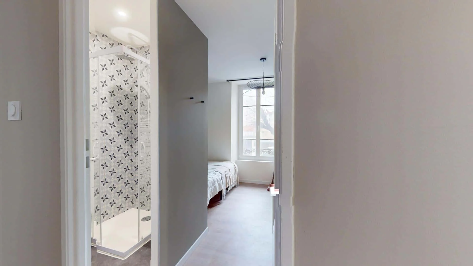 Chambre d'étudiant à  avec espace d'étude et installations communes