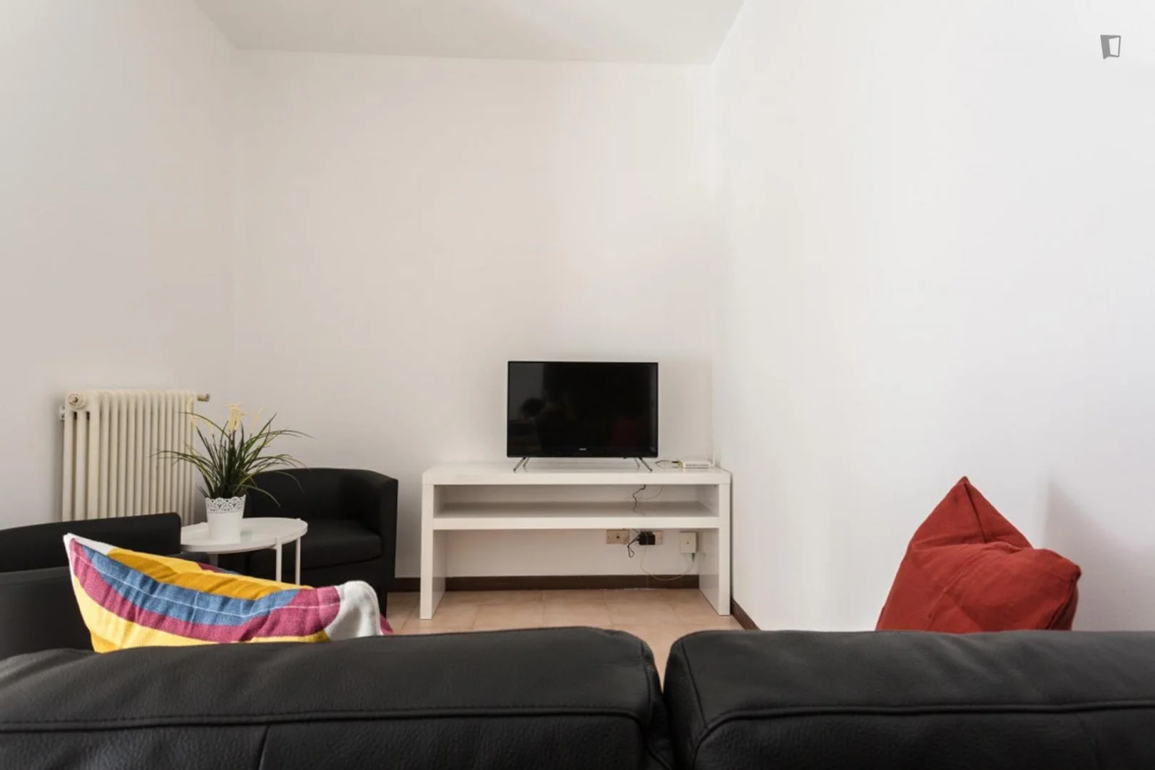 Habitación estudiantil funcional perfecta para estudiar en 