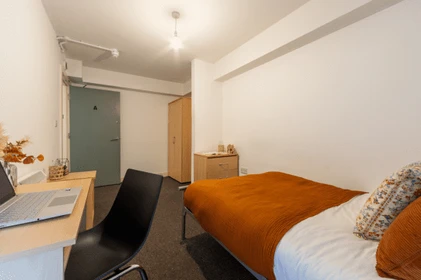 Cheap private room in Manchester