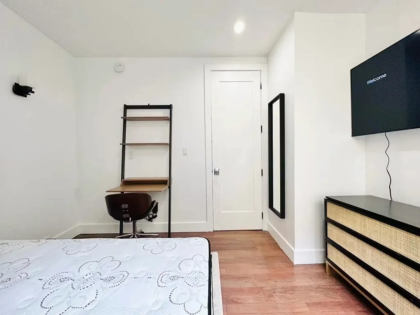 Quarto de estudante em  com área de estudo e instalações partilhadas