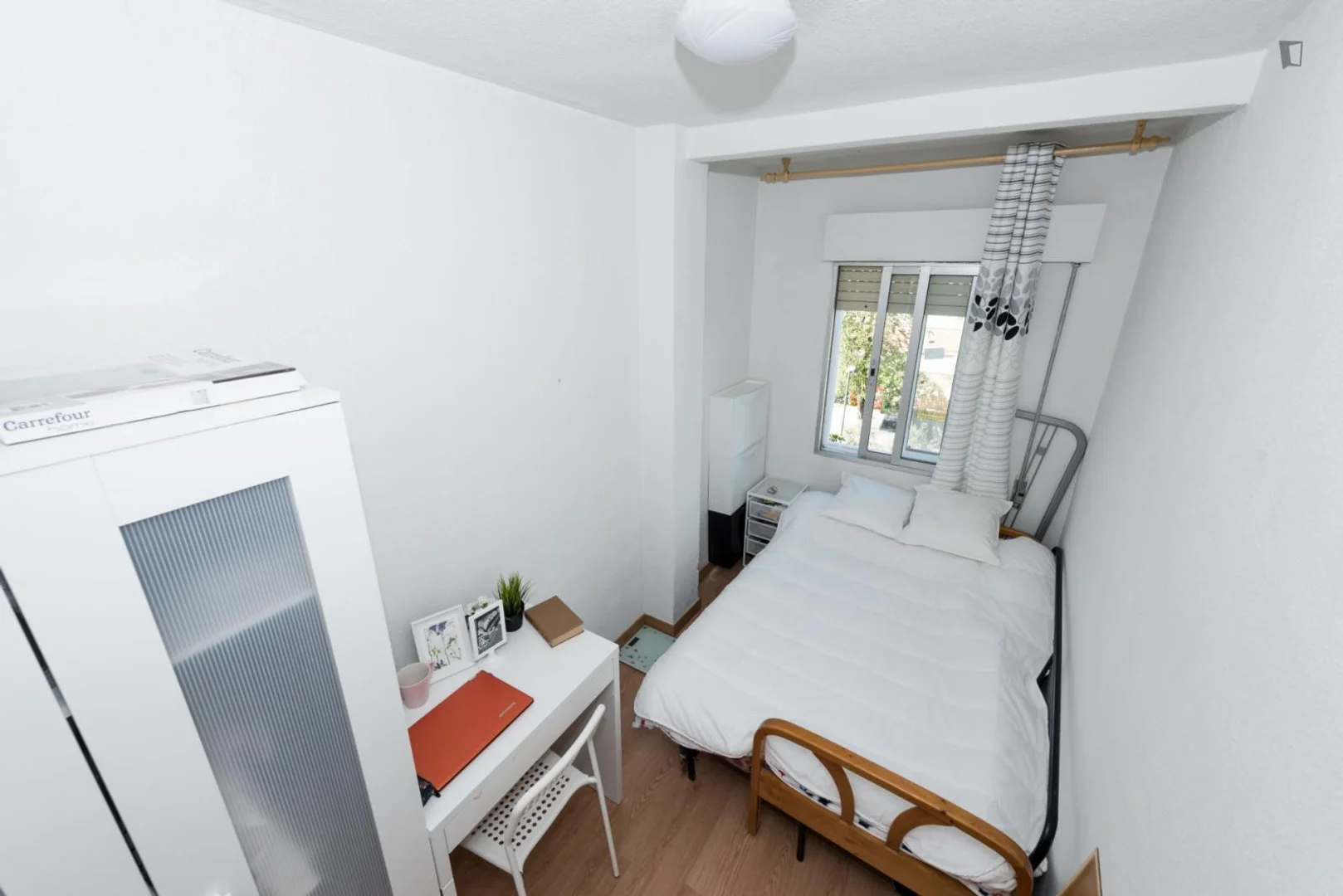 Habitación estudiantil funcional perfecta para estudiar en 