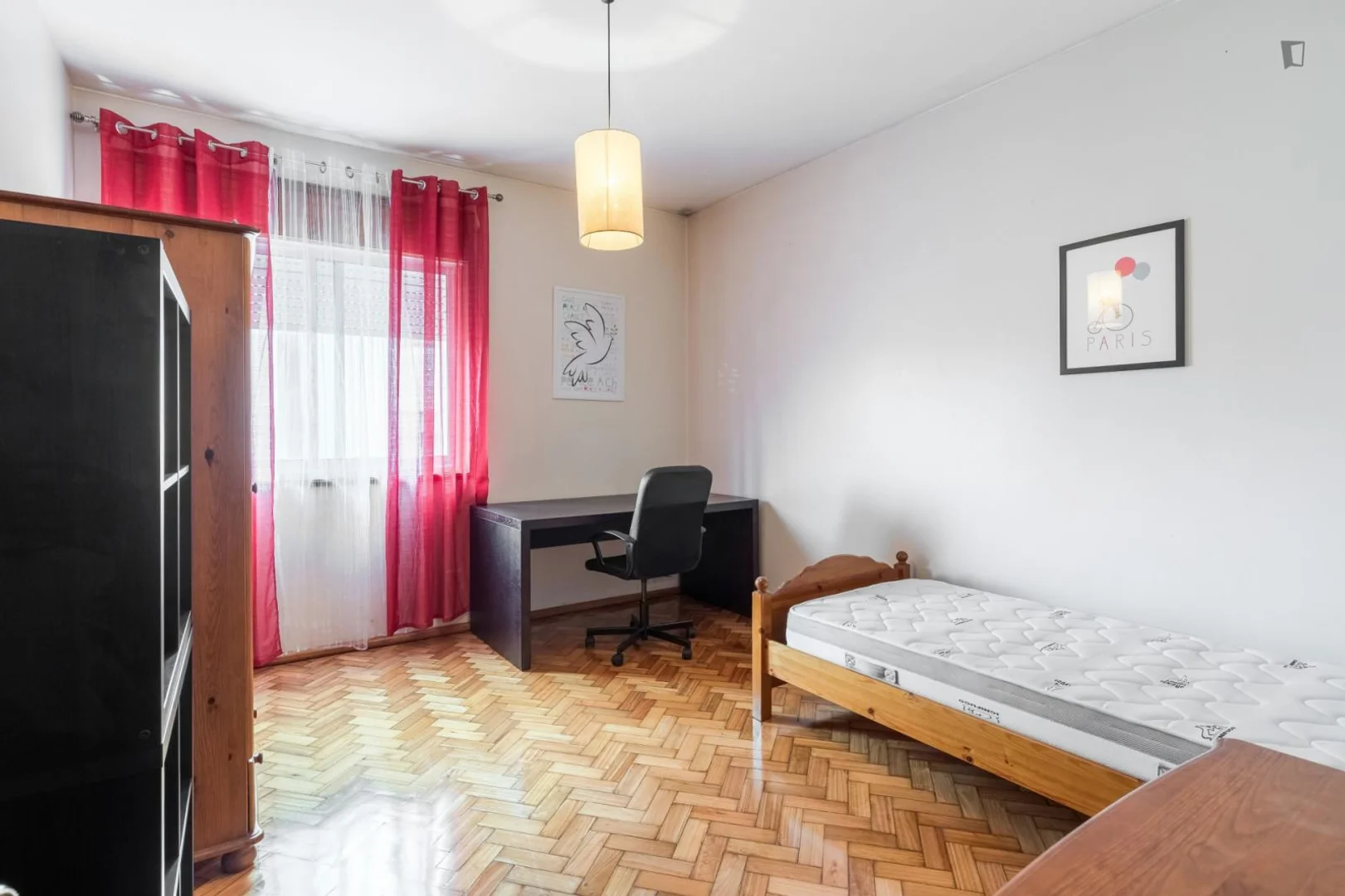 'de modern olanaklara sahip öğrenci dostu oda