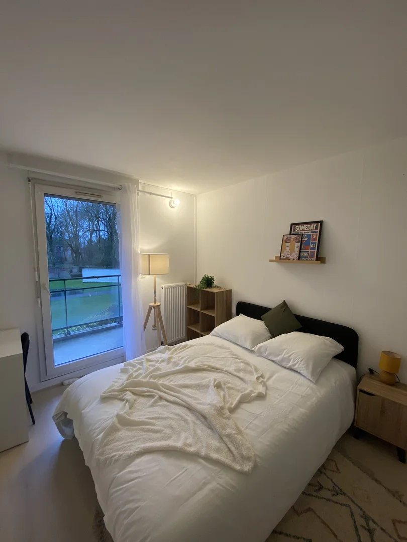 Quarto acessível para estudantes com iluminação ampla em 