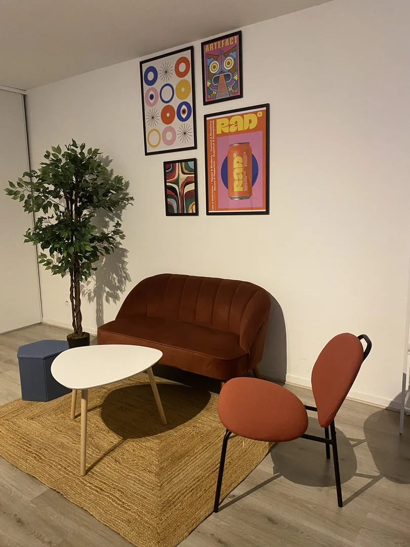 Quarto de estudante económico perto do campus em 