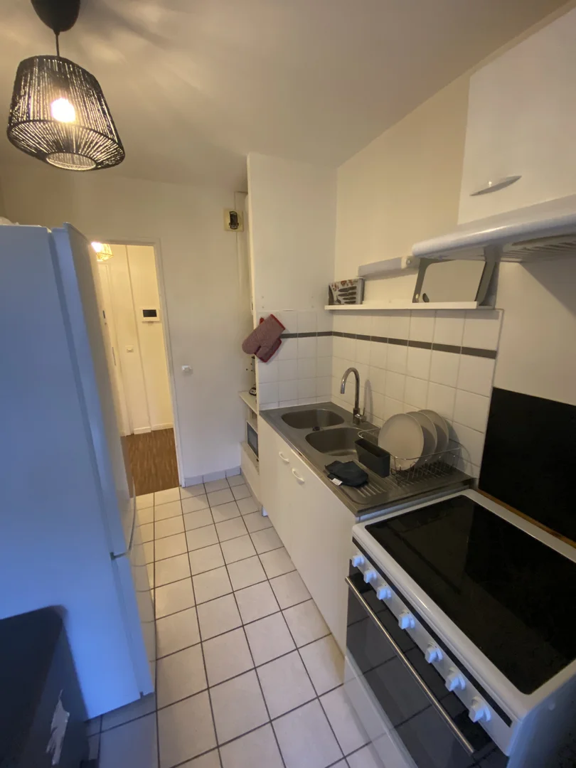 Quarto de estudante luminoso e arejado com acesso fácil à universidade em 