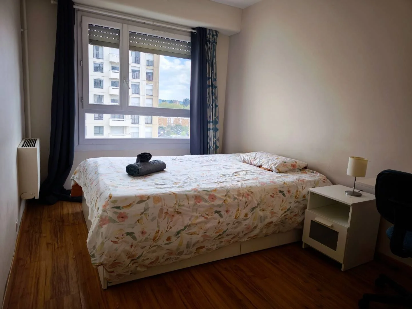 Chambre d'étudiant à  avec espace d'étude et installations communes