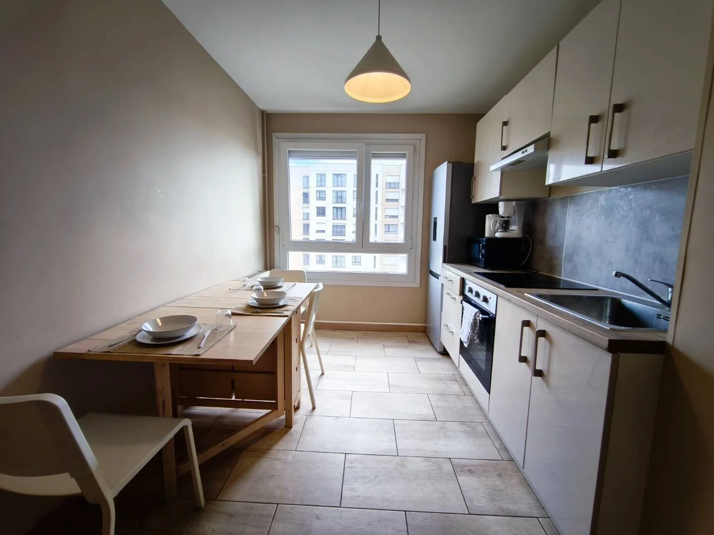 Chambre confortable pour étudiants disponible dans 