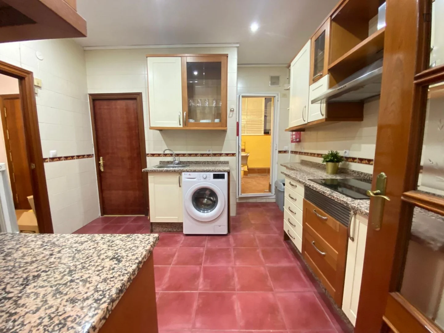 Habitación estudiantil funcional perfecta para estudiar en 