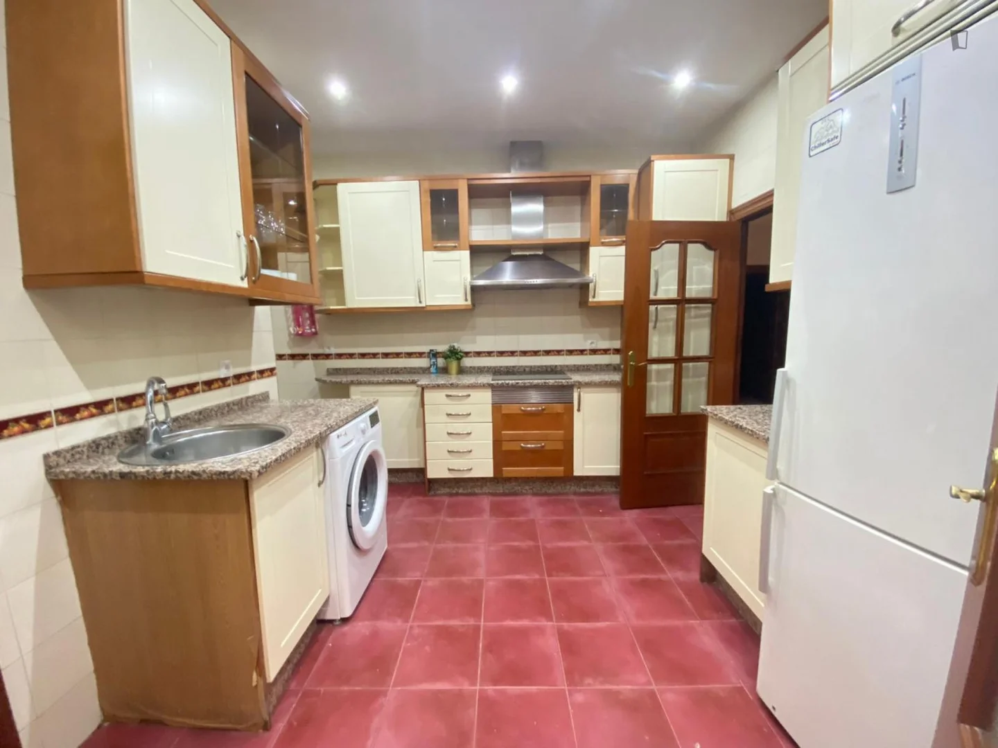 Habitación estudiantil funcional perfecta para estudiar en 