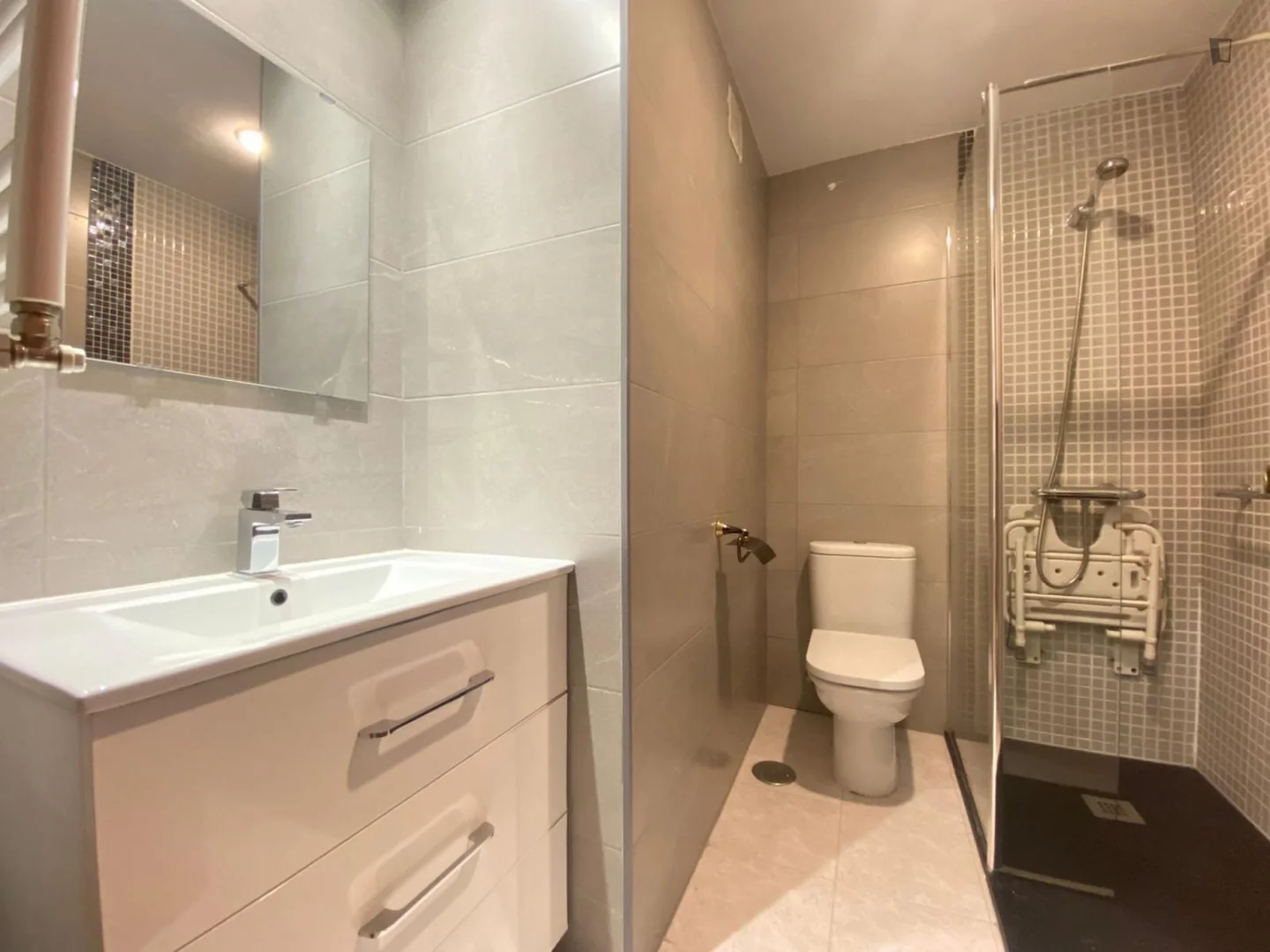 Habitación para estudiantes en  con área de estudio y facilidades compartidas