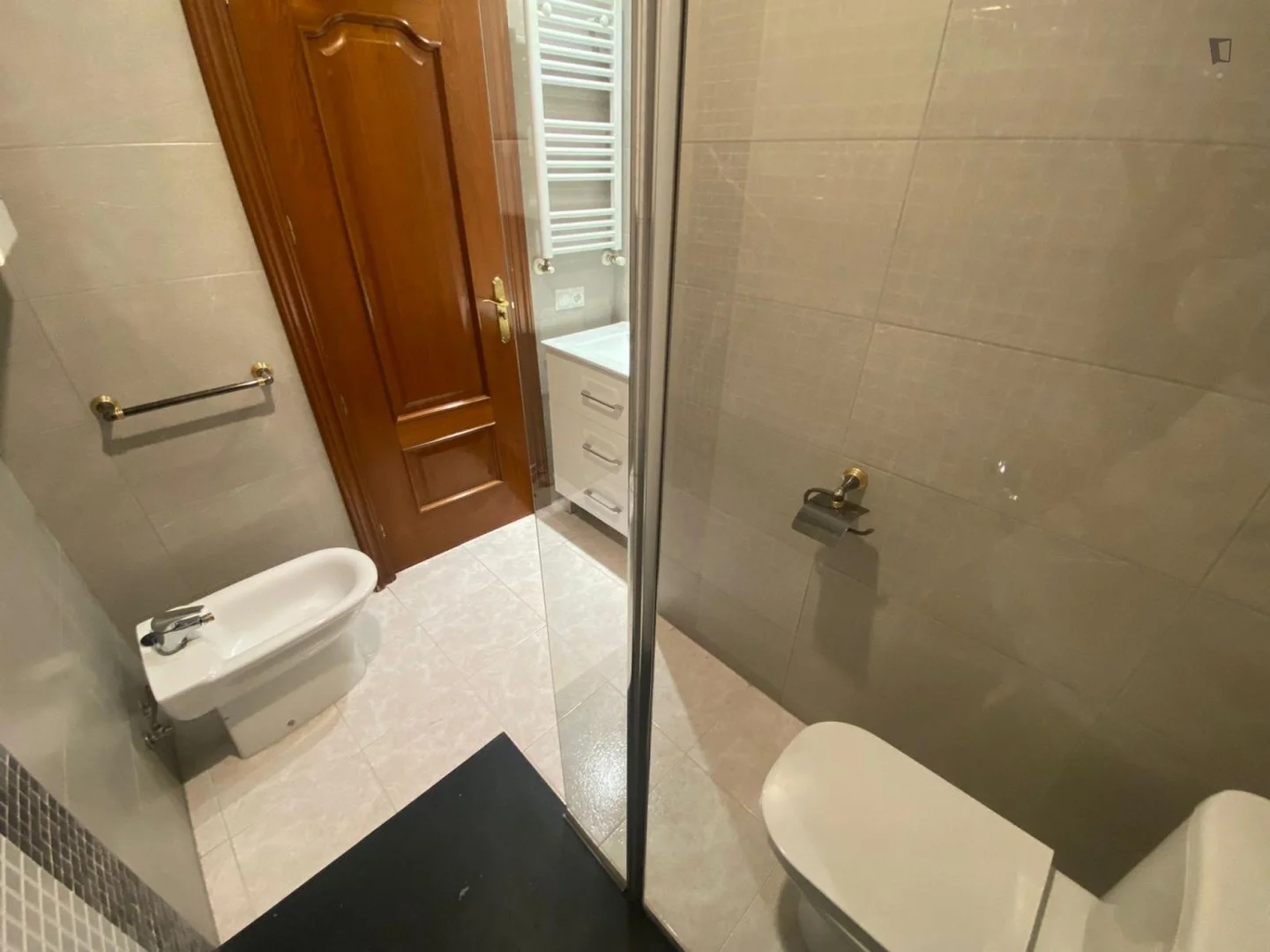 Habitación estudiantil luminosa y aireada con fácil acceso a la universidad en 