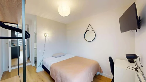 Quarto privado em 44 Cr Edouard Vaillant, 33300 Bordeaux, France, imagem 2 de 17