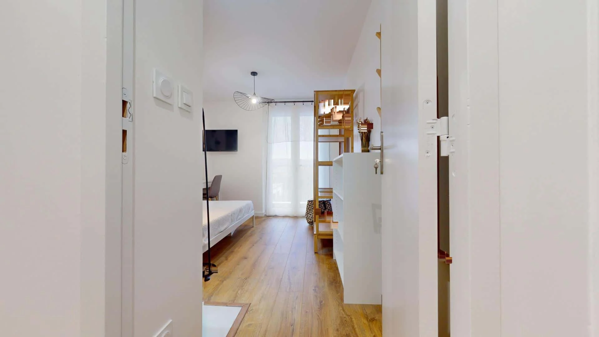 Bright and airy student room with easy university access in 