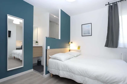 Quarto para alugar com cama de casal em Rennes