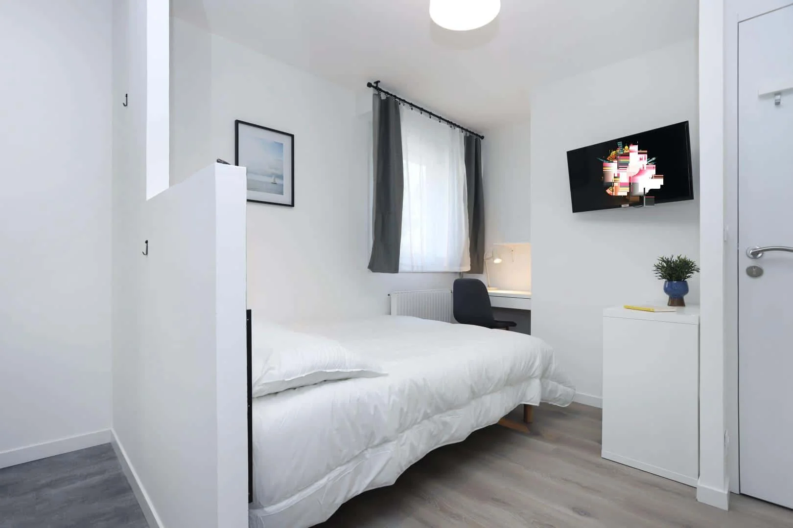 Habitación estudiantil funcional perfecta para estudiar en