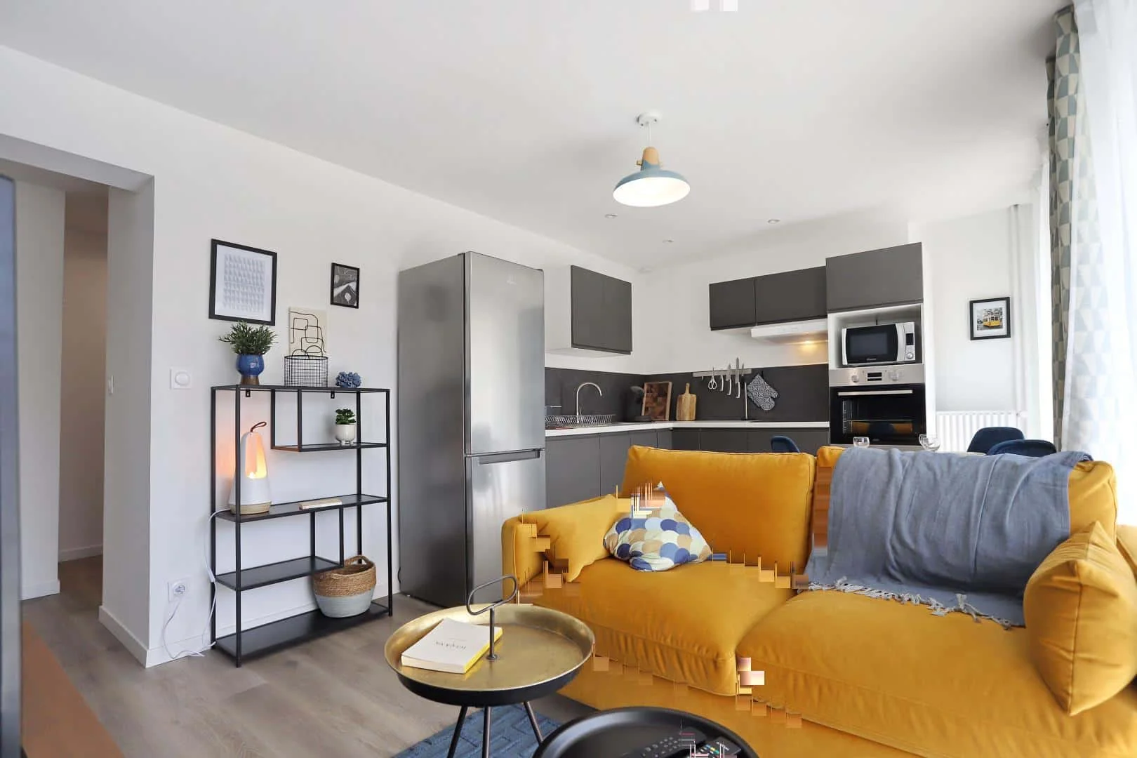 Habitación asequible para estudiantes con buena iluminación en