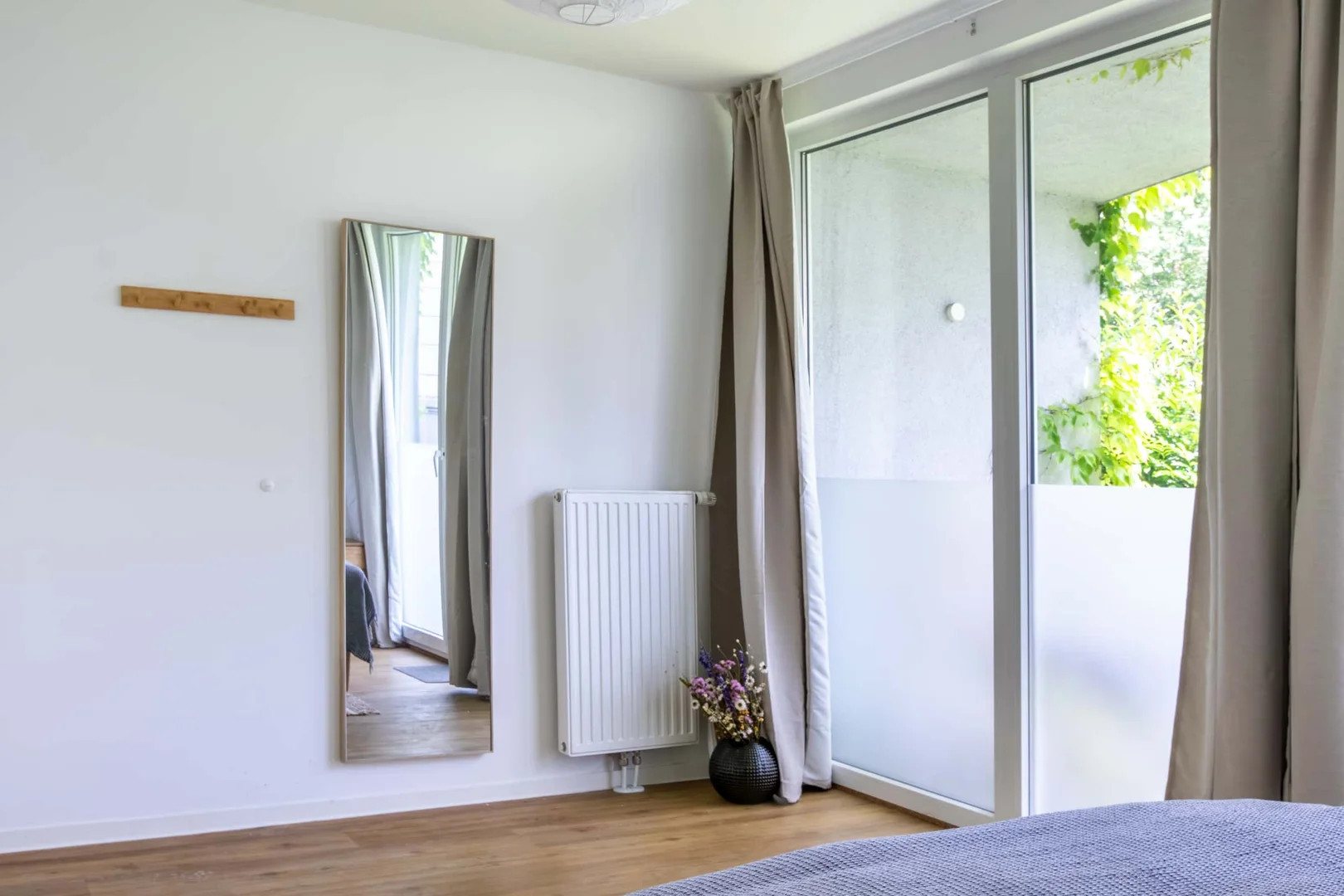 Habitación estudiantil luminosa y aireada con fácil acceso a la universidad en 