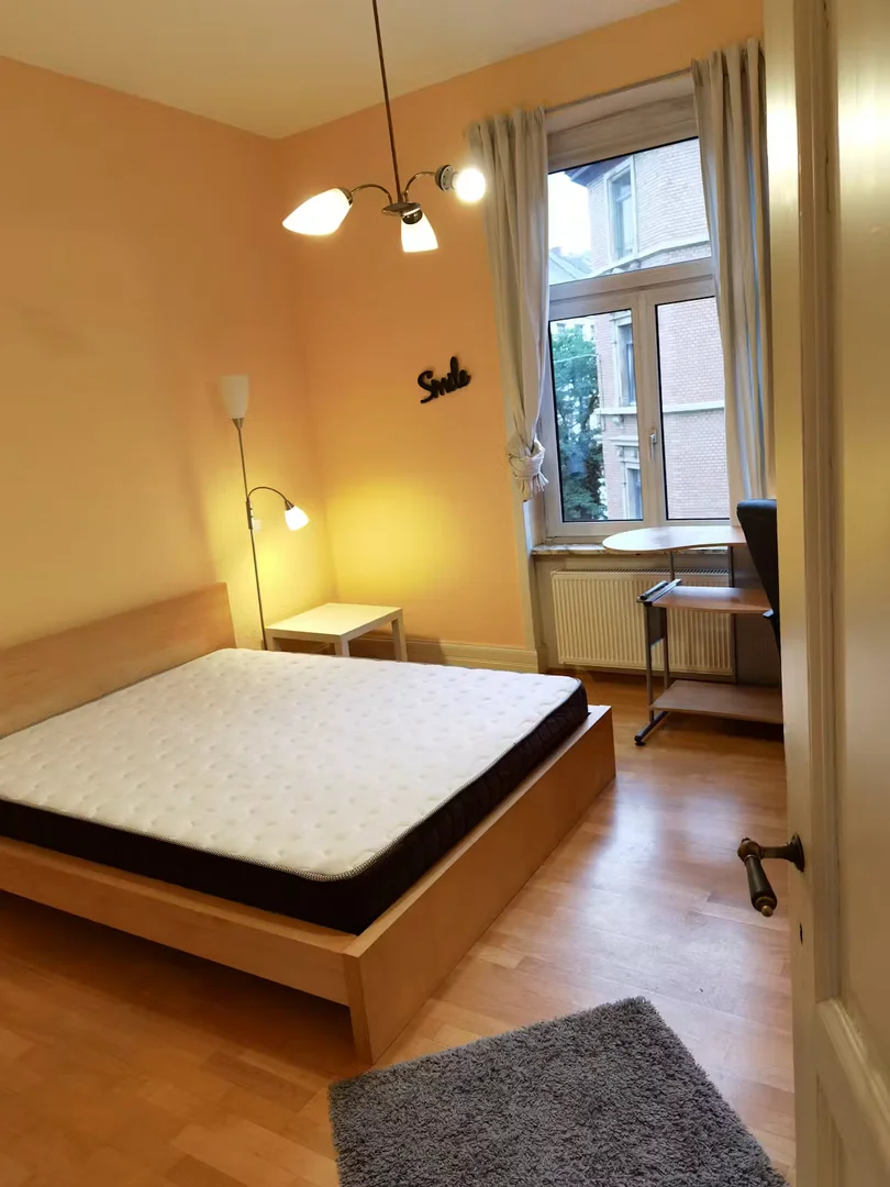 Bezahlbares Zimmer für Studenten mit ausreichender Beleuchtung in