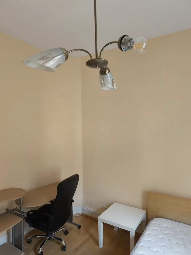 Funktionelles Studentenzimmer perfekt zum Studieren in