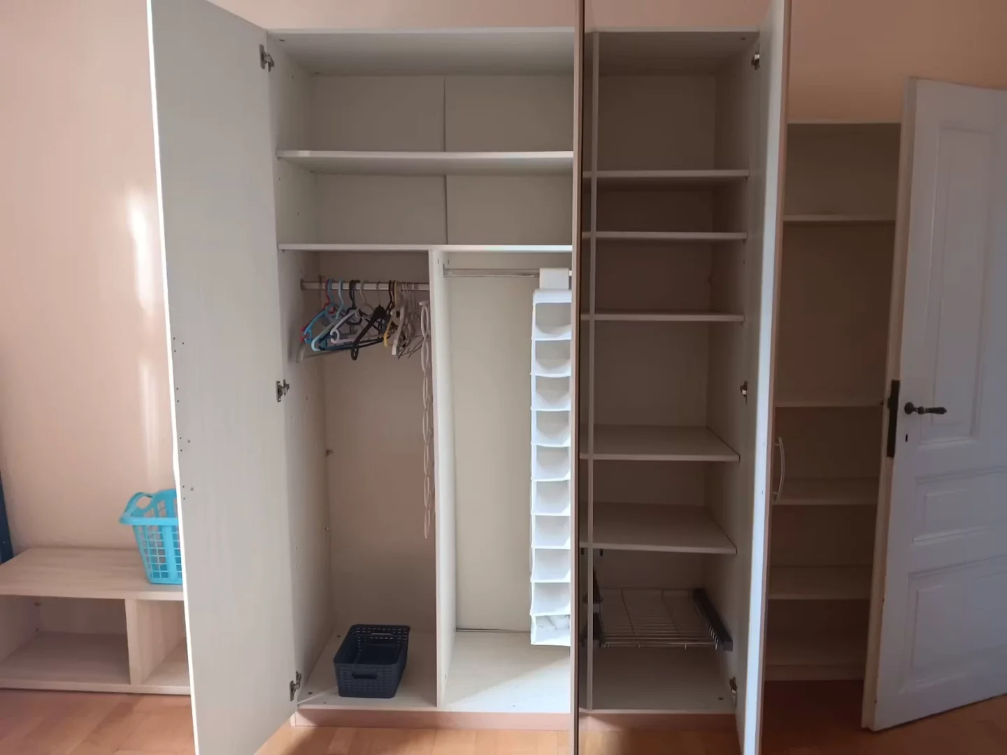Studentenzimmer in mit Arbeitsbereich und Gemeinschaftseinrichtungen