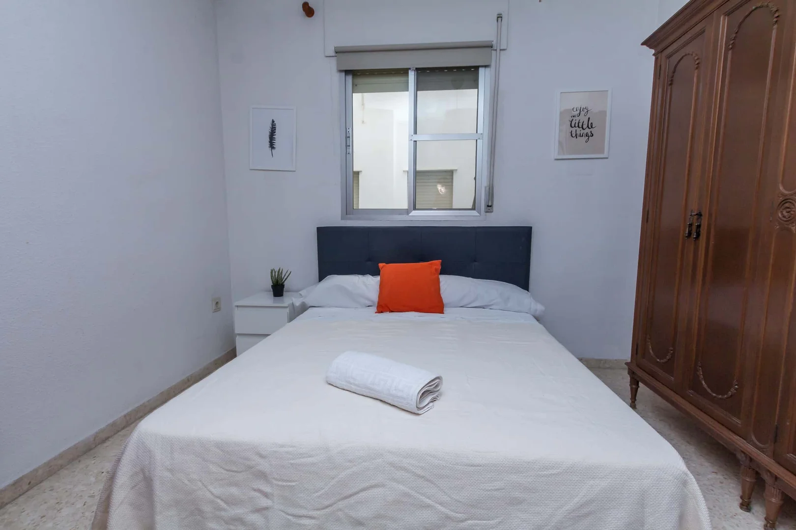 Zimmer in Studentenwohnung in  zu vermieten, voll möbliert