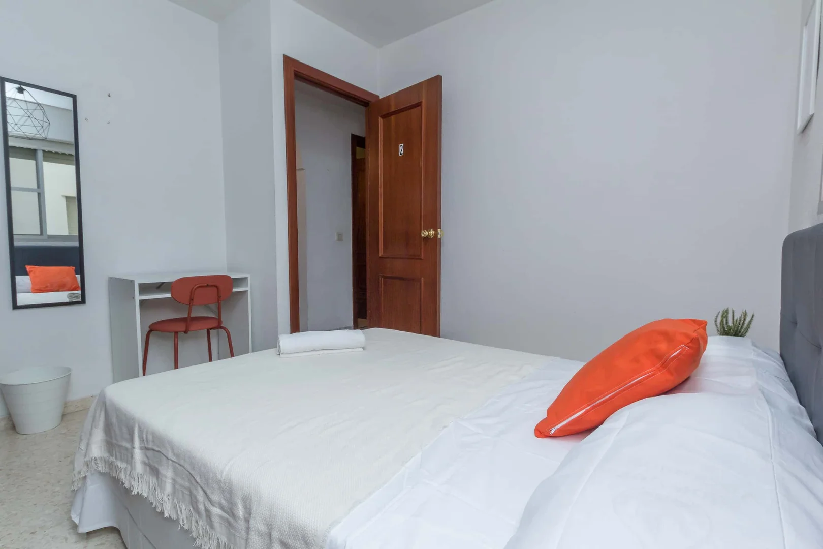 Funktionelles Studentenzimmer perfekt zum Studieren in 