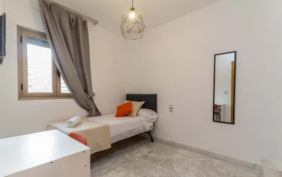 Stanza privata con letto matrimoniale {area}