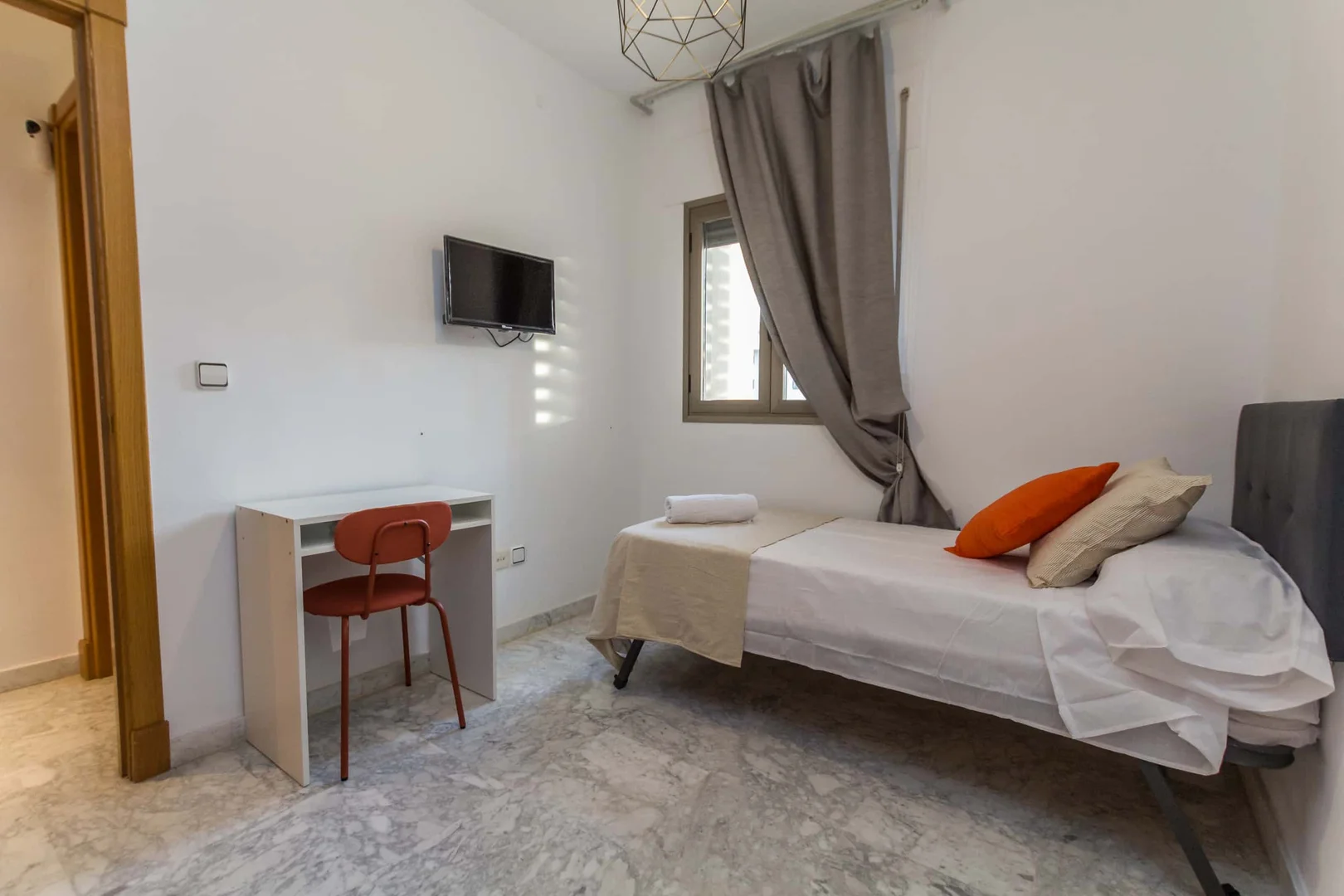 Camera per studenti in con area studio e servizi in comune
