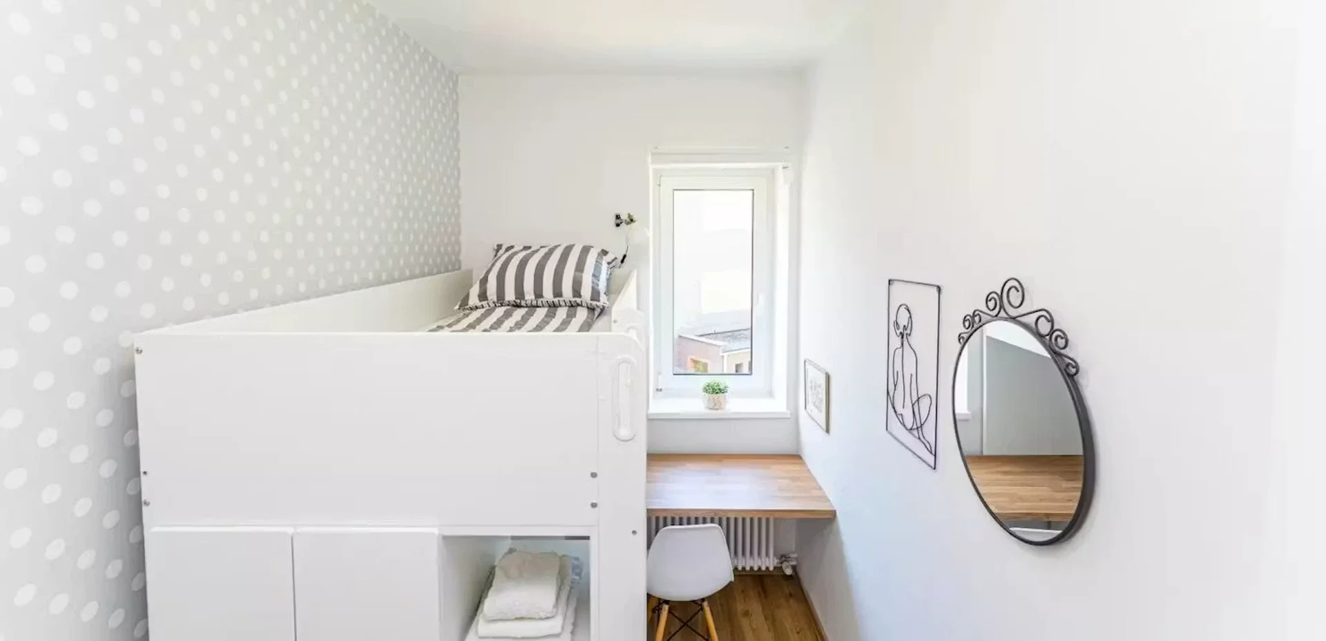 Comfortable and spacious student room in 