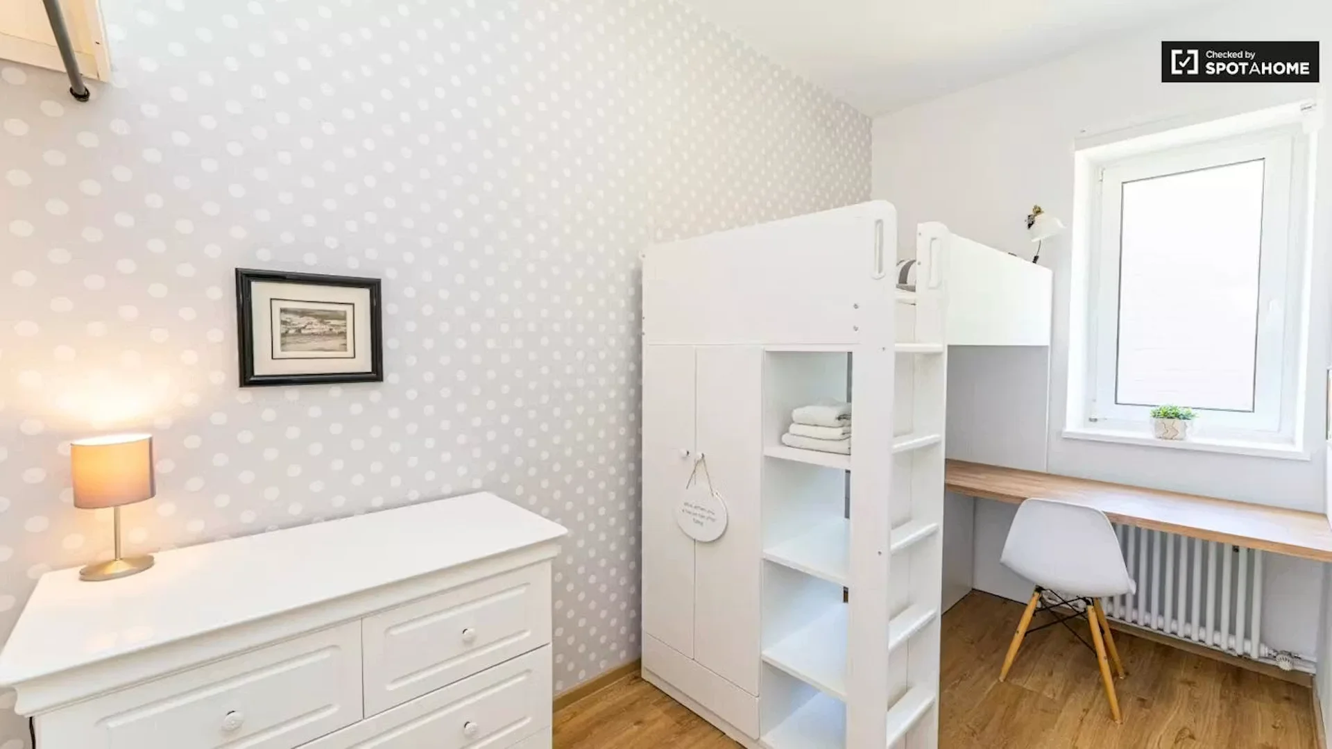 Room for rent in student apartment in , fully furnished