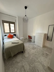 Habitación privada muy luminosa en Malaga