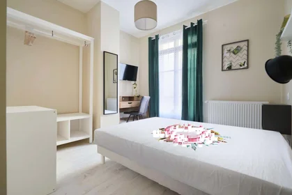 Private room at 2 Pl. du Chapitre, 51100 Reims, France, image 1 of 15