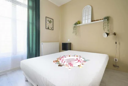 Private room at 2 Pl. du Chapitre, 51100 Reims, France, image 2 of 15
