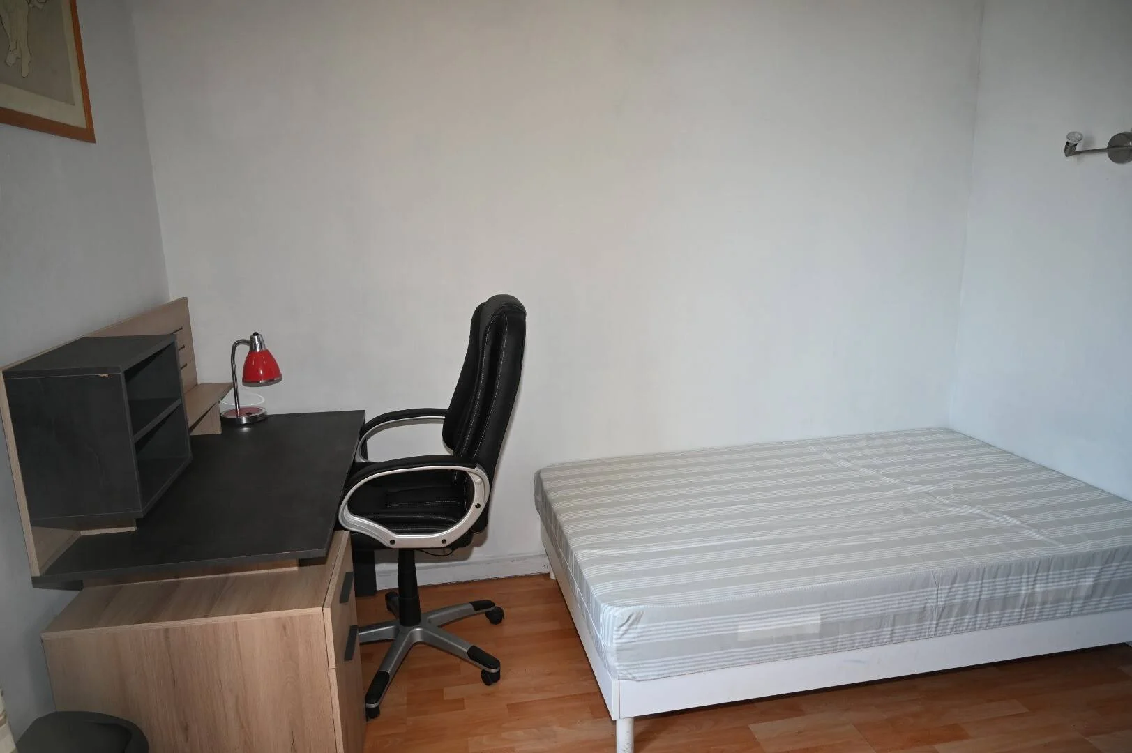 Pokój studencki w  z miejscem do nauki i wspólnymi udogodnieniami