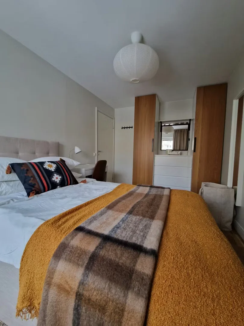 Habitación estudiantil amplia y cómoda en 