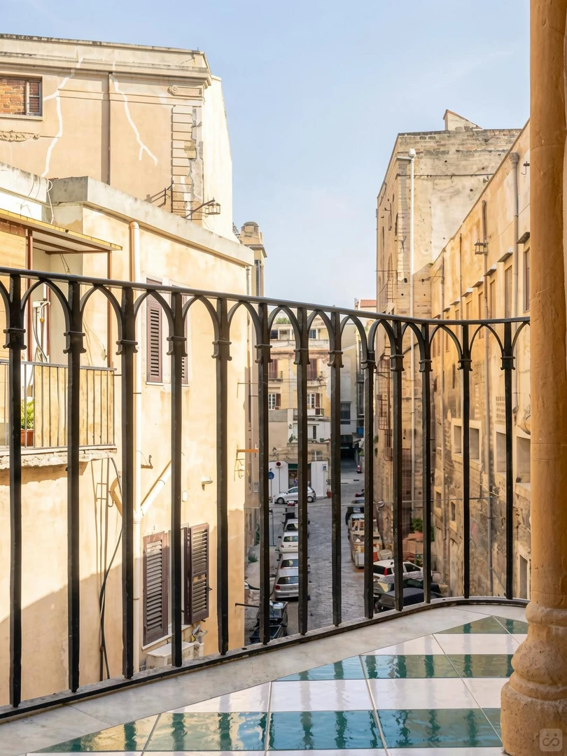 Stanza per studenti luminosa e ariosa con facile accesso all'università a 
