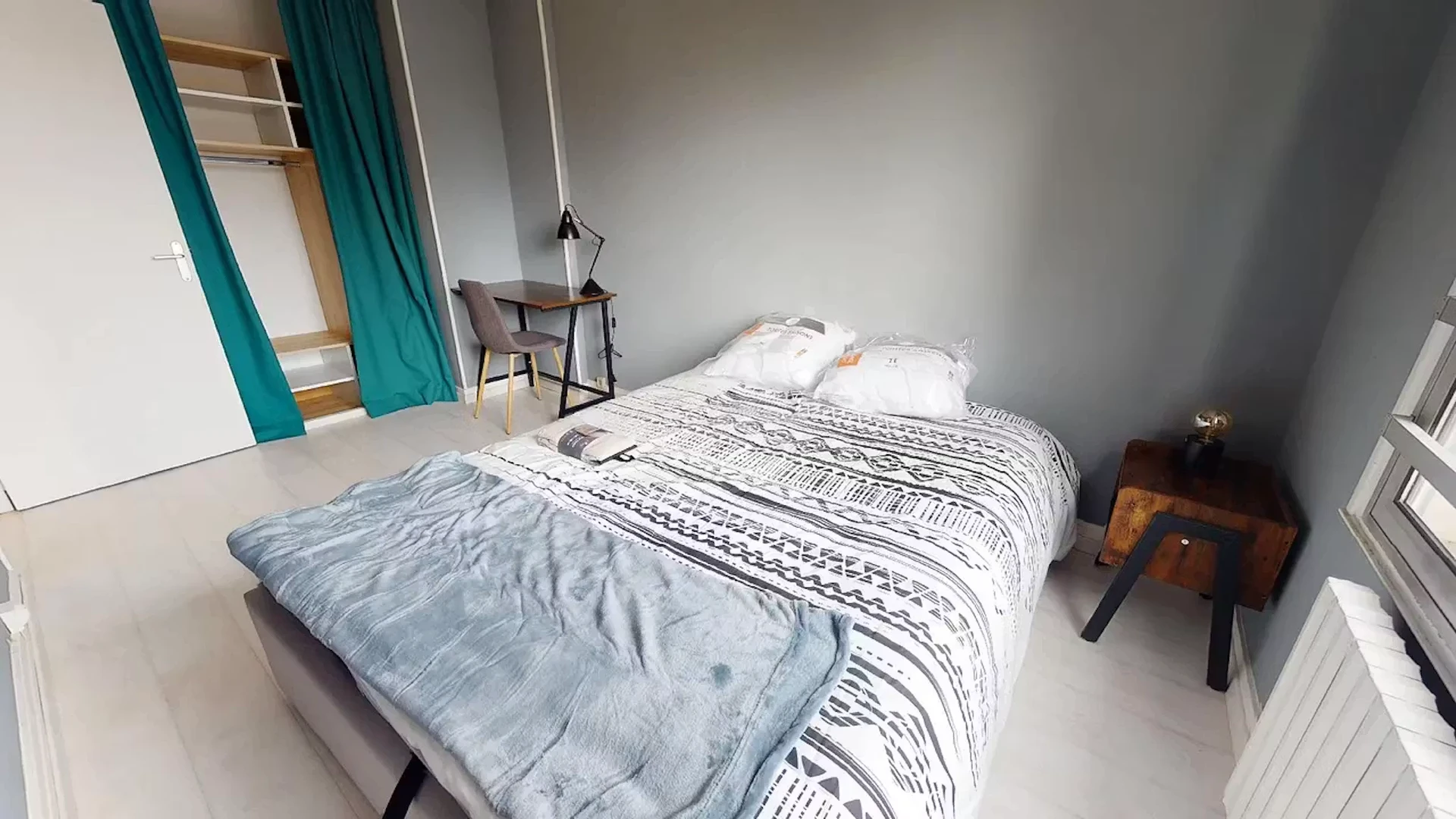Habitación estudiantil luminosa y aireada con fácil acceso a la universidad en 
